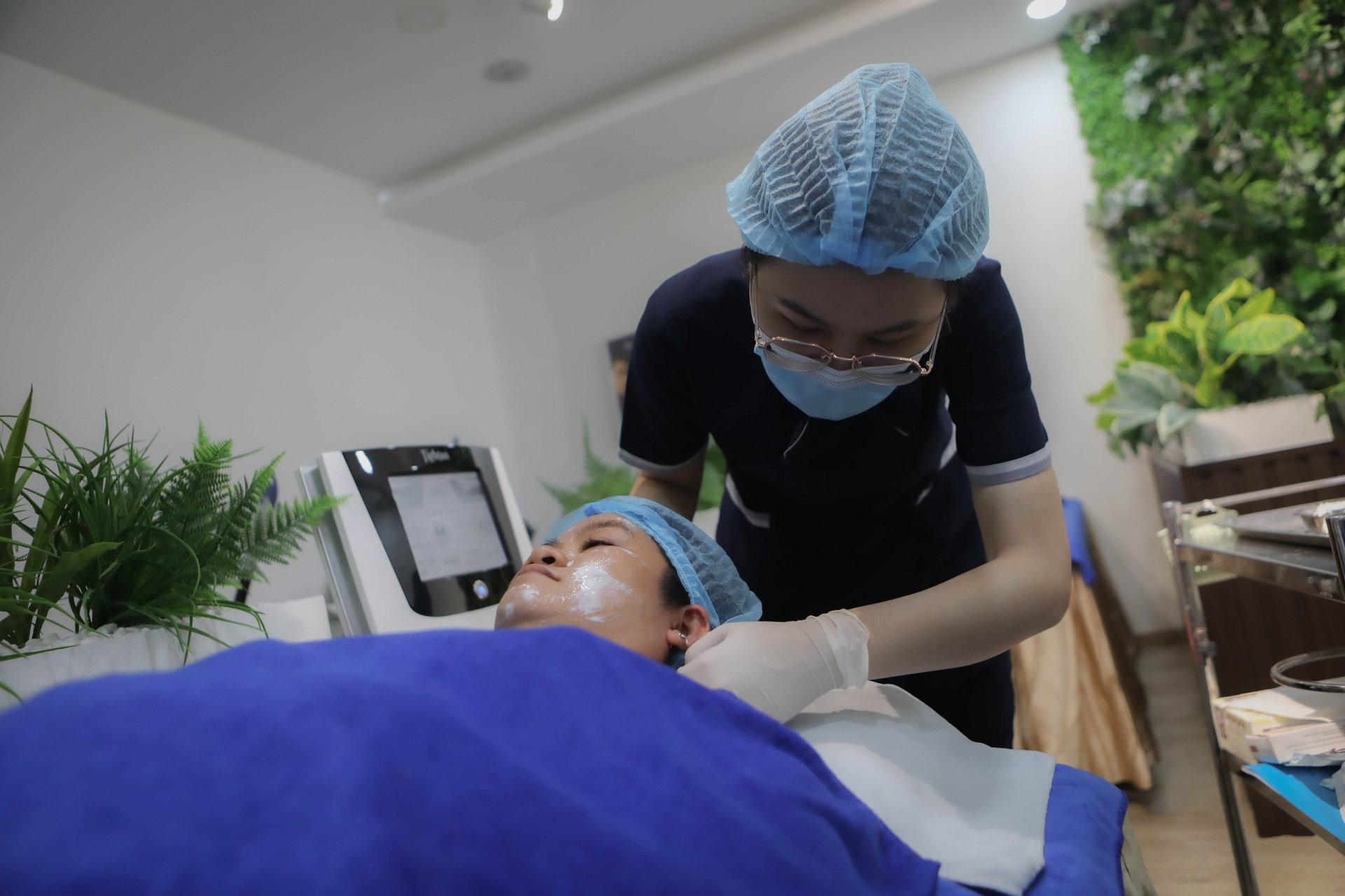 Nahaufnahme der Injektion, die die Jugend einer Frau in ihren Vierzigern zurückhält - 2 Cận cảnh mũi tiêm níu lại tuổi thanh xuân của người phụ nữ U40 - 2