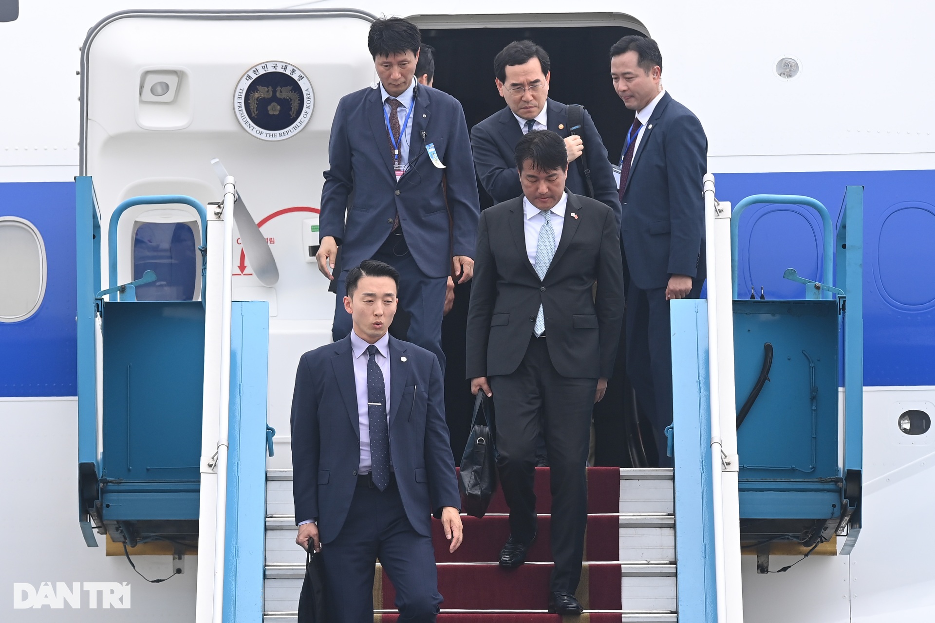 Hình ảnh Tổng thống Hàn Quốc cùng Phu nhân tại sân bay Nội Bài - 9 Hình ảnh Tổng thống Hàn Quốc cùng Phu nhân tại sân bay Nội Bài - 9