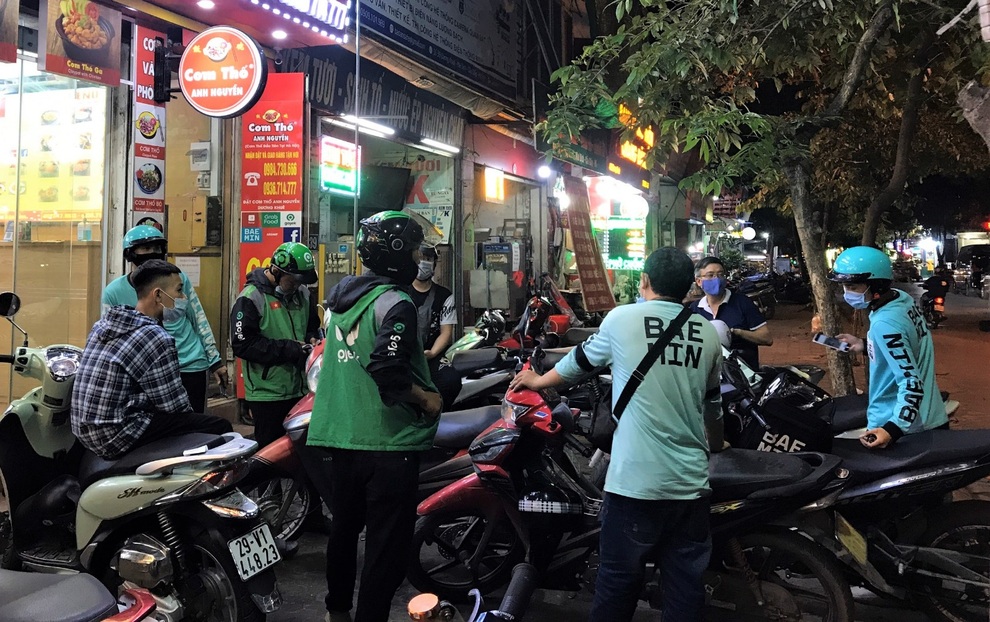 Mùa Euro, đơn nổ liên tục , shipper chạy xuyên đêm giao hàng không nghỉ - 1 Mùa Euro, đơn nổ liên tục , shipper chạy xuyên đêm giao hàng không nghỉ - 1