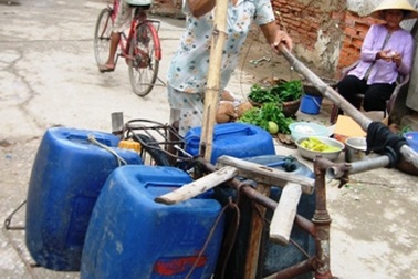 Vo gạo, rửa mặt, rửa rau bằng nửa chậu nước