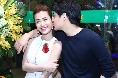 Ông Cao Thắng hôn Đông Nhi trong tiệc ăn mừng