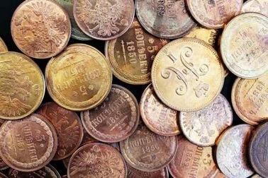 Đánh tráo kho báu đồng xu vàng thành cờ lê, dập gim