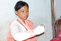 Bé gái 14 tuổi bị cậu ruột đánh đập dã man