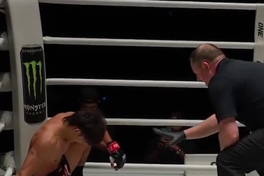 Pha ra đòn của Denis Puric hạ knock-out Duy Nhất