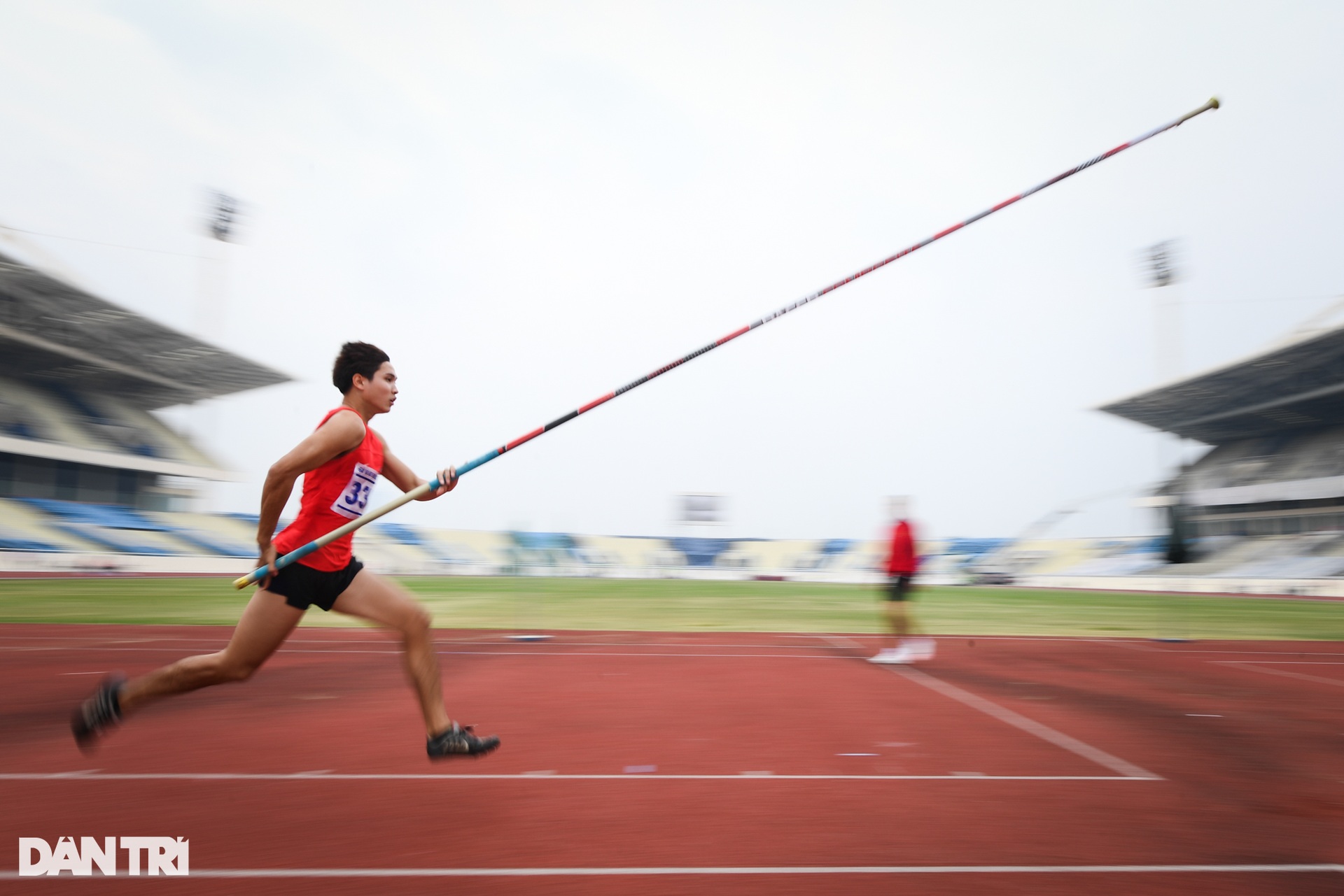 Ông hoàng đi bộ Nguyễn Thành Ngưng phá kỷ lục quốc gia cự ly 20.000m - 5