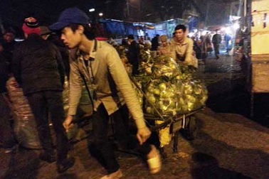 Những đứa bé oằn lưng 'gánh' cả chợ đêm