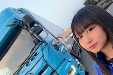 Cô gái cao 1,46m làm nghề "cưỡi hung thần", vượt đường dài  13 tiếng/ngày