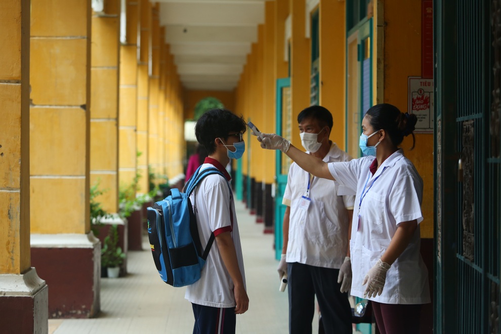 TPHCM: Ít thí sinh mang kính chống giọt bắn đến điểm đăng kí dự thi - 3 TPHCM: Ít thí sinh mang kính chống giọt bắn đến điểm đăng kí dự thi - 3