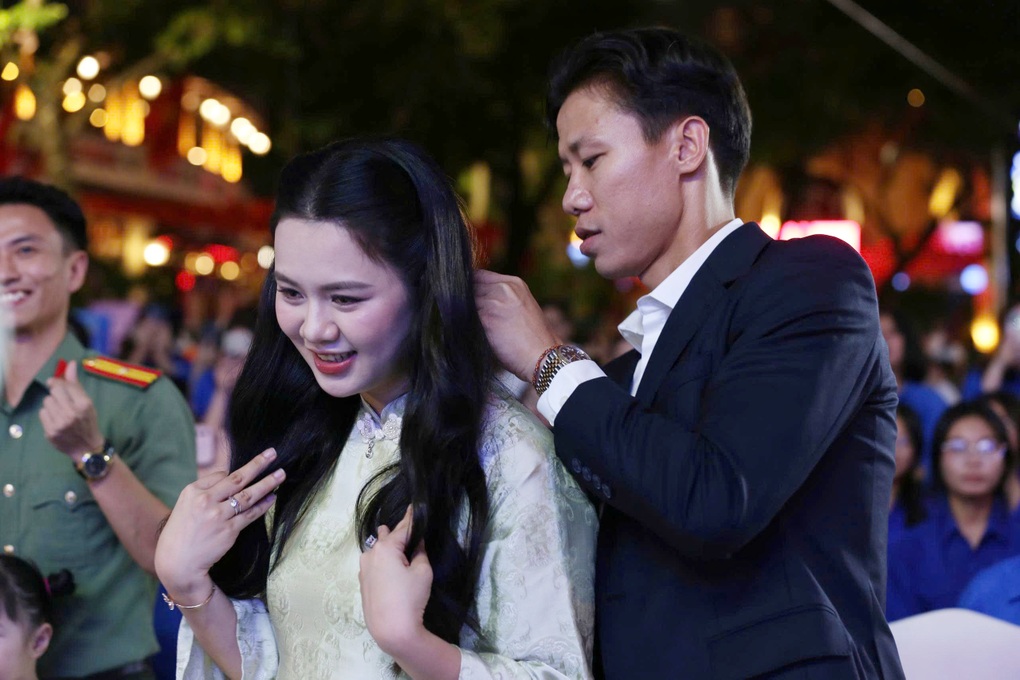 Fotballspilleren Que Ngoc Hai og kona hans ble hedret som Happy Young Family - 4 Vợ chồng cầu thủ Quế Ngọc Hải được tuyên dương Gia đình trẻ hạnh phúc - 4