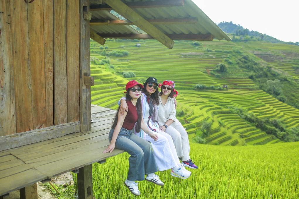 Mu Cang Chai ក្នុងរដូវកាលដ៏ស្រស់ស្អាតបំផុត កន្លែងជាច្រើនត្រូវបាន Mù Cang Chải mùa đẹp nhất, nhiều nơi “cháy phòng”, khách đặt trước nửa năm - 2