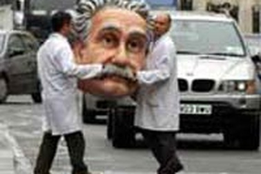 Đức nhận Einstein làm anh hùng