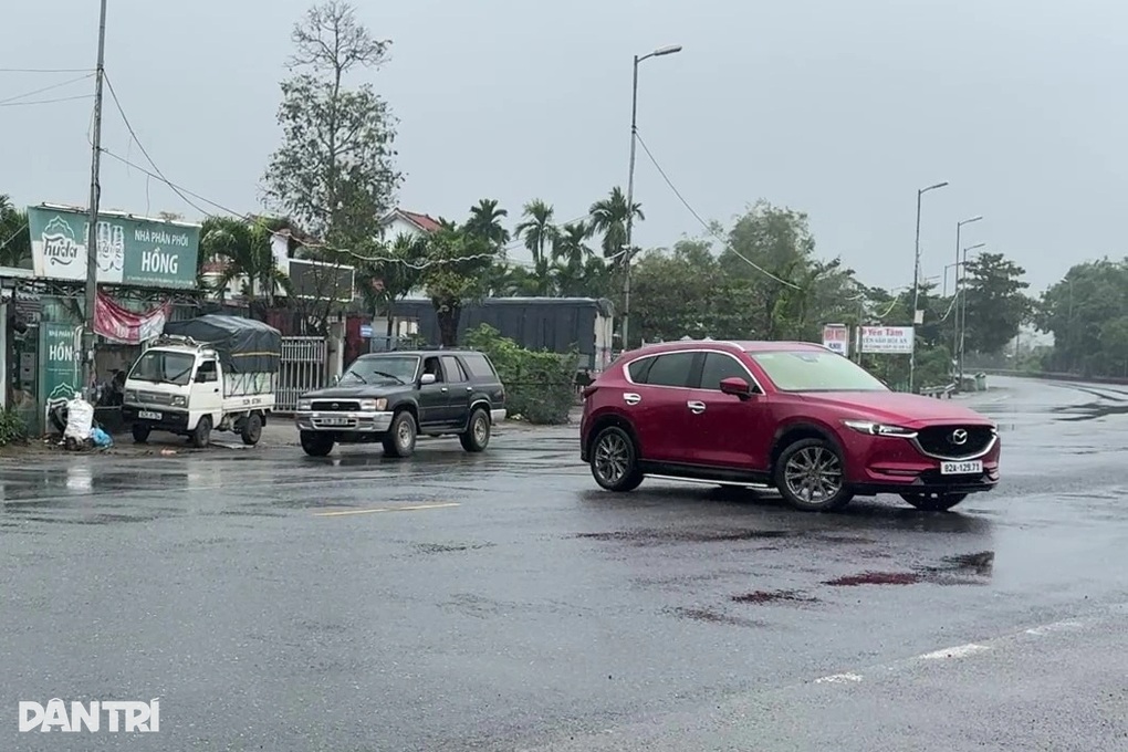 Ngày đầu cấm ô tô qua cầu huyết mạch trên quốc lộ 1, xe ùn ùn quay đầu - 2 Ngày đầu cấm ô tô qua cầu huyết mạch trên quốc lộ 1, xe ùn ùn quay đầu - 2