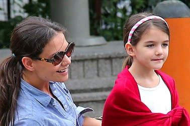 Katie Holmes vui chơi cùng con gái Suri tại công viên