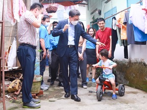 Xúc động hình ảnh giám đốc người Hàn đến nhà trọ chúc Tết công nhân