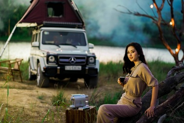 Tiểu Vy xinh đẹp trên chiếc xe đặc biệt ở cao nguyên M’drak