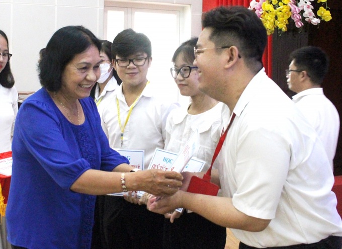 Chủ tịch Hội Khuyến học tỉnh Trà Vinh Nguyễn Thị Khá trao học bổng tặng sinh viên.