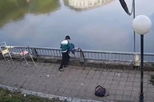 Nam sinh lớp 8 hành hung rồi hất bạn xuống hồ nước