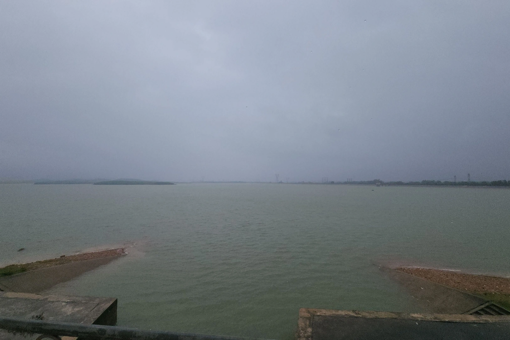 Mưa lớn kéo dài, nhiều hồ đập xả tràn đón lũ - 1 Mưa lớn kéo dài, nhiều hồ đập xả tràn đón lũ - 1