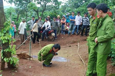 Soi đèn pin để người giúp việc giết chồng