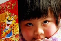 Ra Tết, chấn động các vụ con cháu kiện ông bà, cha mẹ vì... tiền mừng tuổi