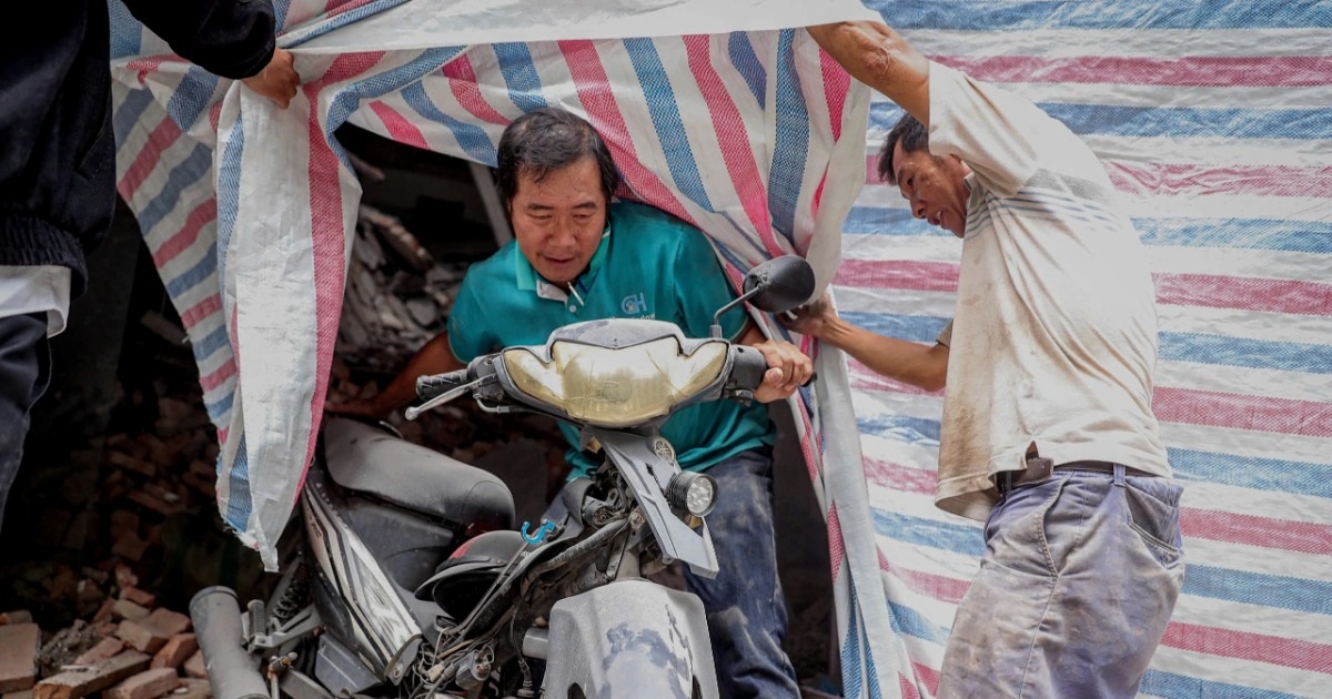 View - Hiện trường đổ nát tại tòa nhà vừa sập sàn ở trung tâm TPHCM | Báo Dân trí