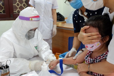 Hà Nội: Lượng người đến xét nghiệm nhanh Covid-19 tăng vọt so với thống kê