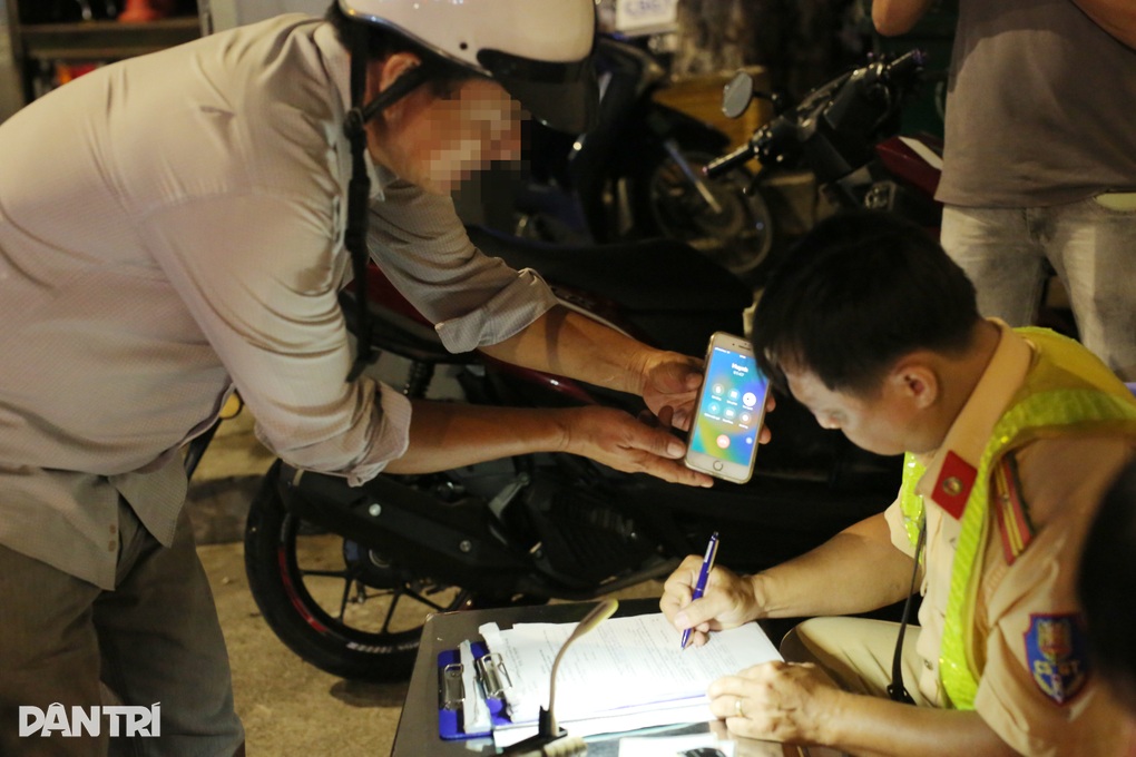 Bị phạt nồng độ cồn, tài xế ở TPHCM gọi người đến chốt CSGT xin bỏ qua lỗi - 2 Bị phạt nồng độ cồn, tài xế ở TPHCM gọi người đến chốt CSGT xin bỏ qua lỗi - 2