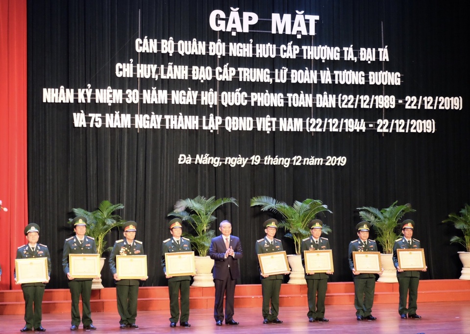 28 tướng tá quân đội nhận Huân chương Bảo vệ Tổ quốc - 2 28 tướng tá quân đội nhận Huân chương Bảo vệ Tổ quốc - 2