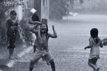 Nhớ về "Tuổi thơ dữ dội" với những trò chơi ngày mưa bão