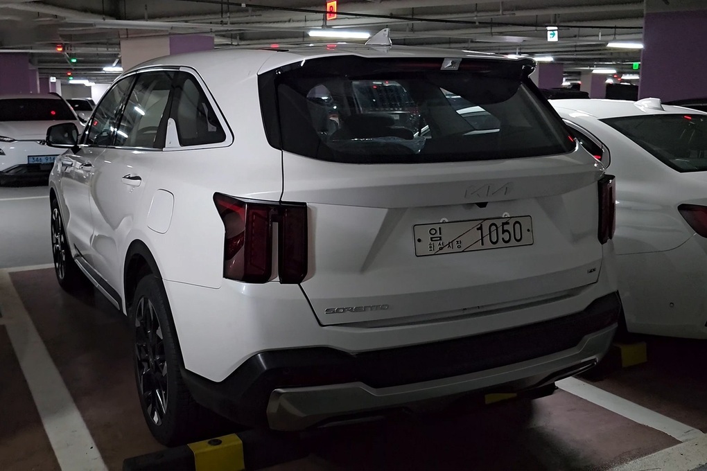 Hình ảnh Kia Sorento 2024 ngoài đời thực, sẵn sàng đấu Santa Fe mới - 13 Hình ảnh Kia Sorento 2024 ngoài đời thực, sẵn sàng đấu Santa Fe mới - 13