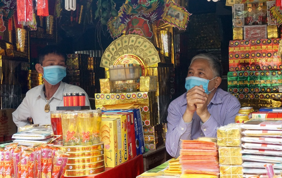 Du khách mang khẩu trang tấp nập đi cầu công danh sự nghiệp đầu năm - 8 Du khách mang khẩu trang tấp nập đi cầu công danh sự nghiệp đầu năm - 8