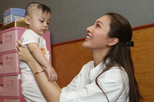 Lê Âu Ngân Anh, Diệu Ngọc mặc giản dị đi trao quà từ thiện