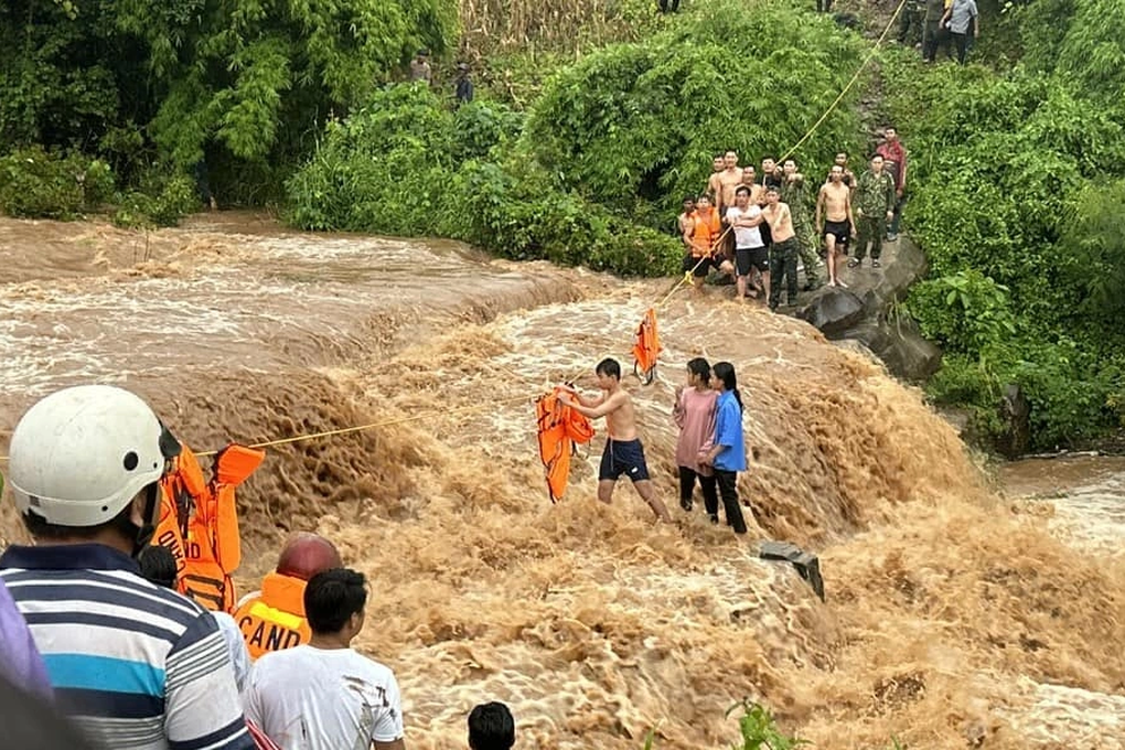 Nghẹt thở cảnh giải cứu học sinh mắc kẹt giữa dòng lũ ở Gia Lai - 1 Nghẹt thở cảnh giải cứu học sinh mắc kẹt giữa dòng lũ ở Gia Lai - 1