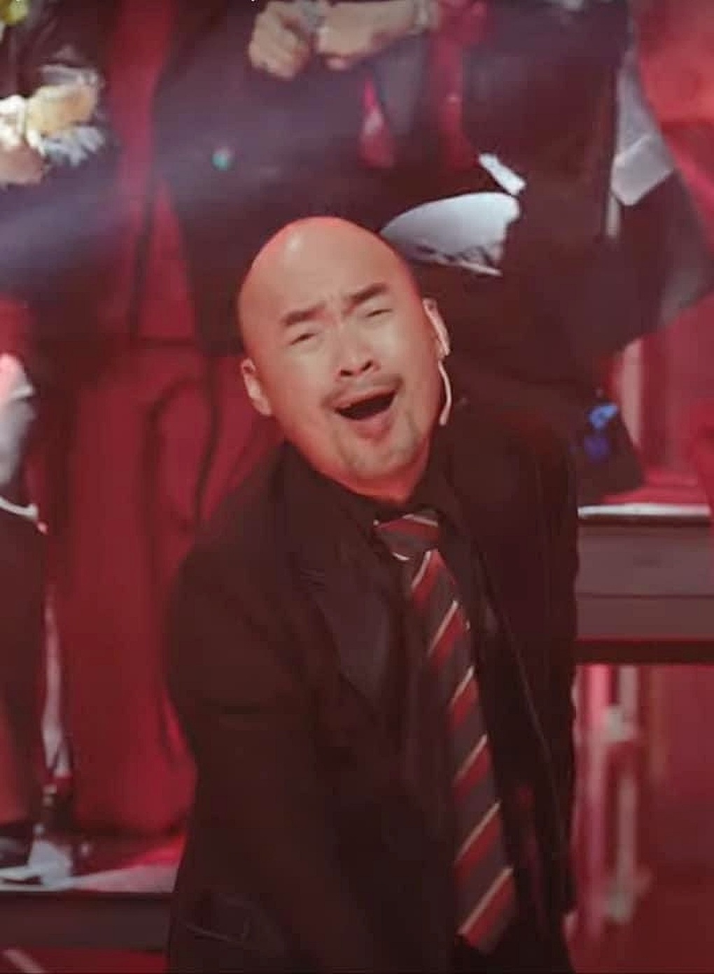 Tiến Luật hát nhạc buồn nhưng lại gây cười, bị chế ảnh sau show Anh trai - 5 Tiến Luật hát nhạc buồn nhưng lại gây cười, bị chế ảnh sau show Anh trai - 5