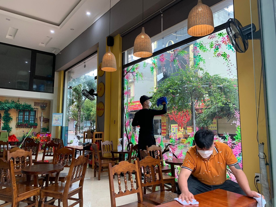 Số F0 vượt ngưỡng 2.000 ca/ngày, nhiều hàng quán tự đóng cửa - 4 Số F0 vượt ngưỡng 2.000 ca/ngày, nhiều hàng quán tự đóng cửa - 4