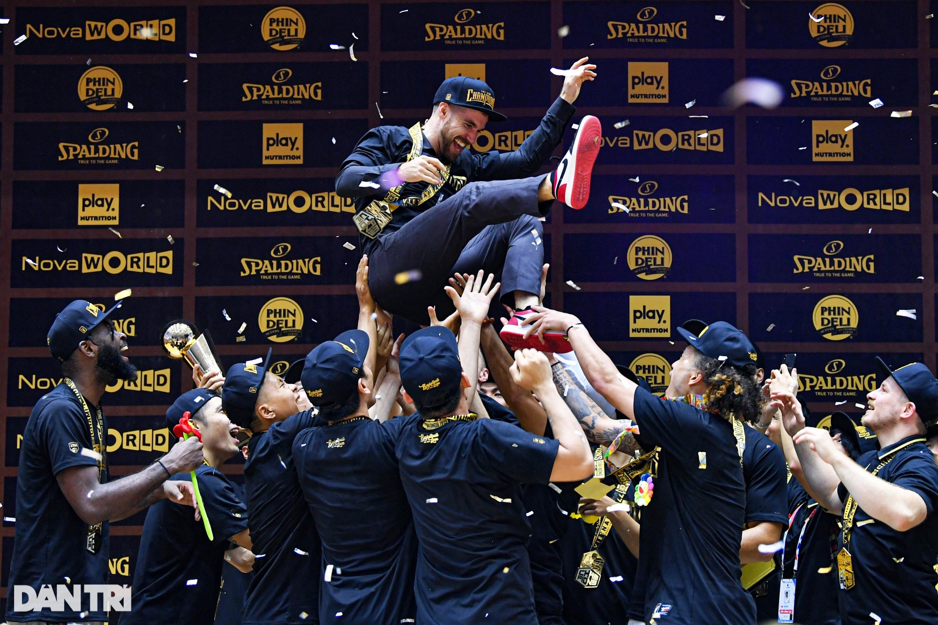 Cầu thủ Saigon Heat vỡ òa cảm xúc sau cú hat-trick vô địch VBA - 11 Cầu thủ Saigon Heat vỡ òa cảm xúc sau cú hat-trick vô địch VBA - 11