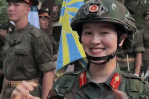 Nữ chiến sĩ A80 kể lại khoảnh khắc tương tác gây sốt với nam quân nhân Nga