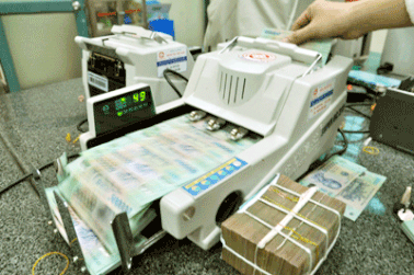 Khống chế lương cán bộ để giảm chênh lệch với lương người lao động 