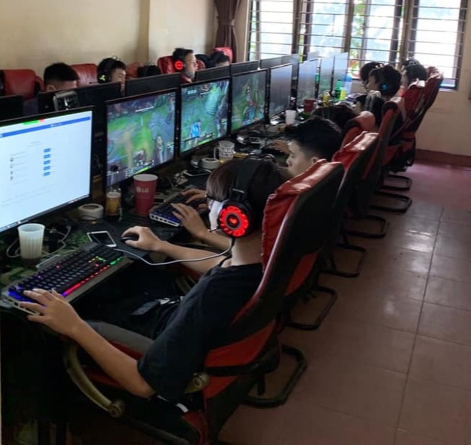 Hà Nội: Bất chấp lệnh cấm, quán game âm thầm phục vụ 40 game thủ - 2 Hà Nội: Bất chấp lệnh cấm, quán game âm thầm phục vụ 40 game thủ - 2