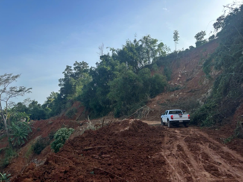 Thông tuyến đèo Gia Bắc ở Lâm Đồng sau nhiều ngày tê liệt vì sạt lở - 2 Thông tuyến đèo Gia Bắc ở Lâm Đồng sau nhiều ngày tê liệt vì sạt lở - 2