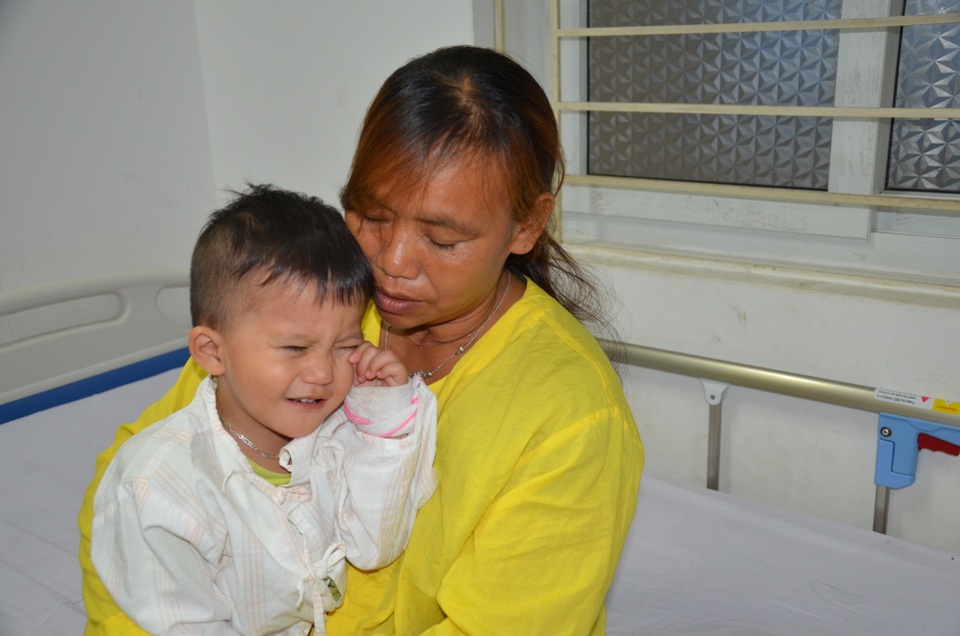 Nhói lòng ánh mắt khao khát sống của cậu bé 3 tuổi bị dày vò trong bệnh tật - 2 Nhói lòng ánh mắt khao khát sống của cậu bé 3 tuổi bị dày vò trong bệnh tật - 2
