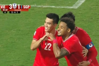 Khoảnh khắc Xuân Son tạo hình trái tim với Tiến Linh gây sốt mạng