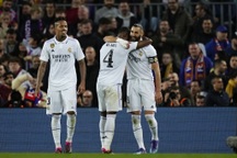 Benzema lập hat-trick, Real Madrid hạ Barcelona 4-0 tại Nou Camp