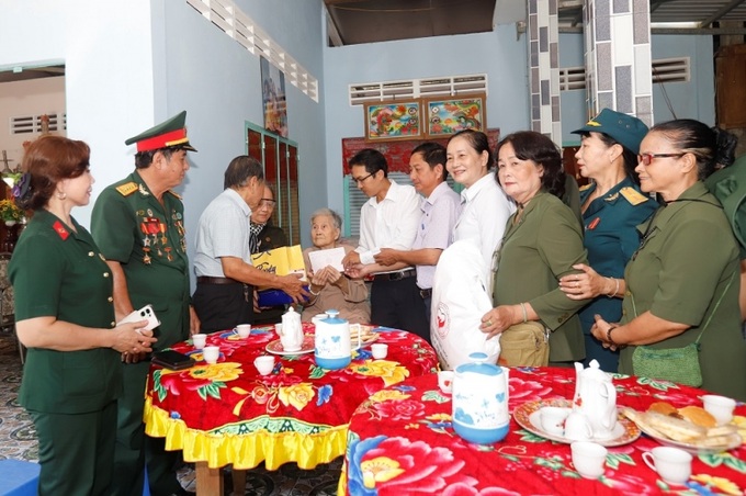 Đoàn đến thăm và tặng quà cho gia đình mẹ Việt Nam anh hùng Lê Thị Đệ.