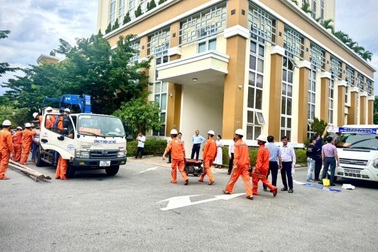 Hơn 200 công nhân, kỹ sư EVNCPC hỗ trợ EVNNPC khắc phục lưới điện sau bão số 5