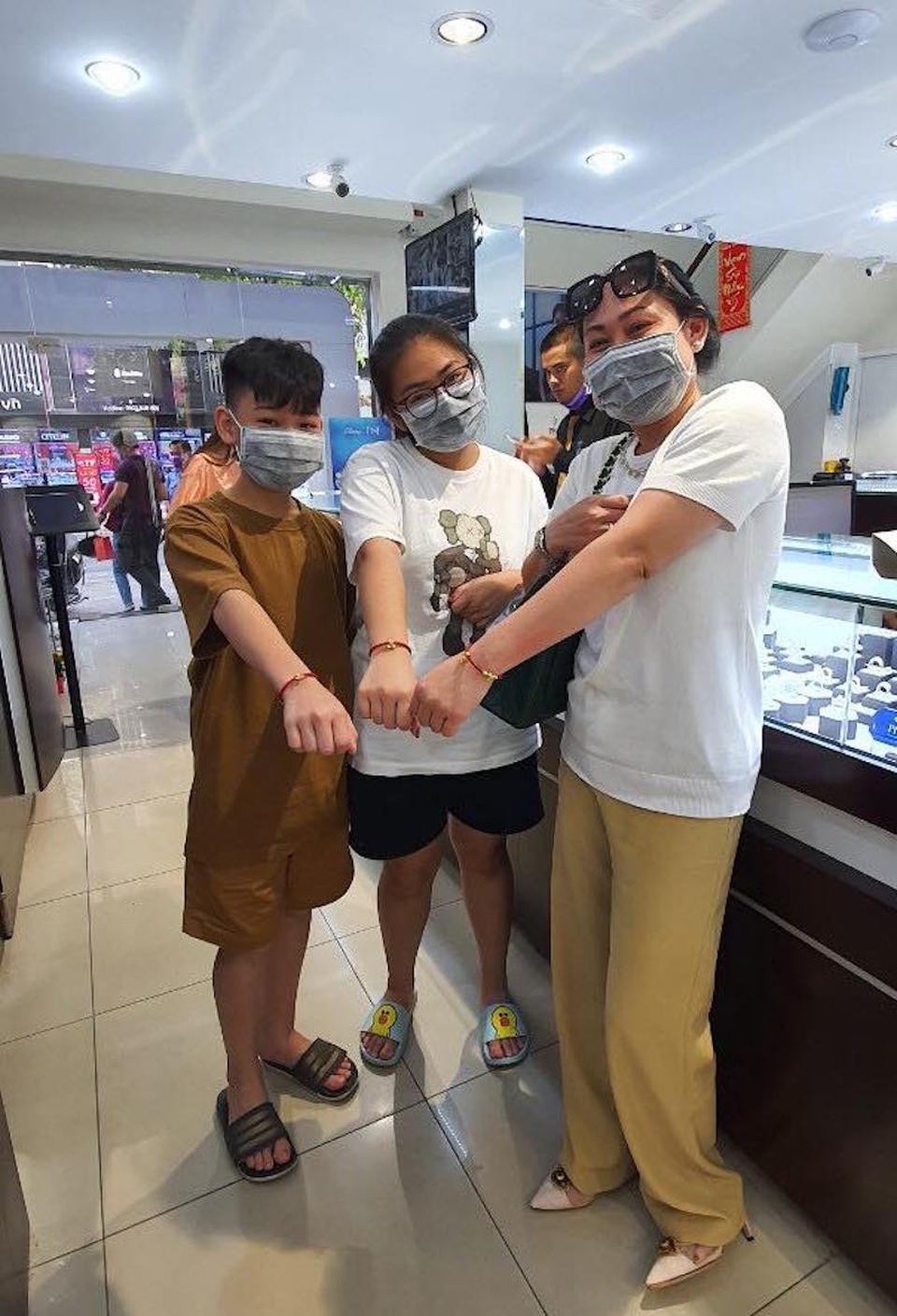 Ngại đông, sợ virus Corona, nhiều người mua vàng vía Thần Tài sớm, chuột vàng... hút khách - 9 Ngại đông, sợ virus Corona, nhiều người mua vàng vía Thần Tài sớm, chuột vàng... hút khách - 9