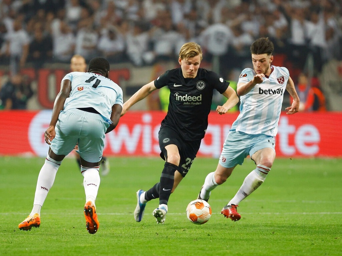 CĐV xuống sân ăn mừng Frankfurt vào chung kết Europa League sau 42 năm - 1 CĐV xuống sân ăn mừng Frankfurt vào chung kết Europa League sau 42 năm - 1