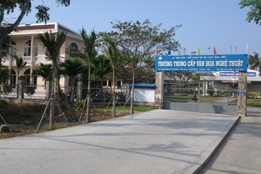 Bị tố mập mờ tài chính, hiệu trưởng vẫn “hạ cánh” an toàn !   