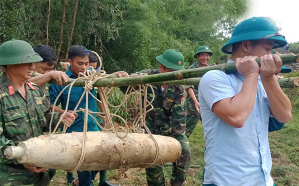 Phát hiện bom nặng hơn 2 tạ trong vườn nhà dân - 1 Phát hiện bom nặng hơn 2 tạ trong vườn nhà dân - 1