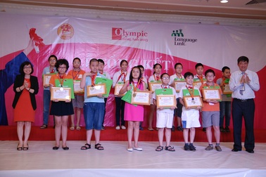 Trao thưởng các học sinh đạt giải Olympic Tiếng Anh Tiểu học lần thứ 12
